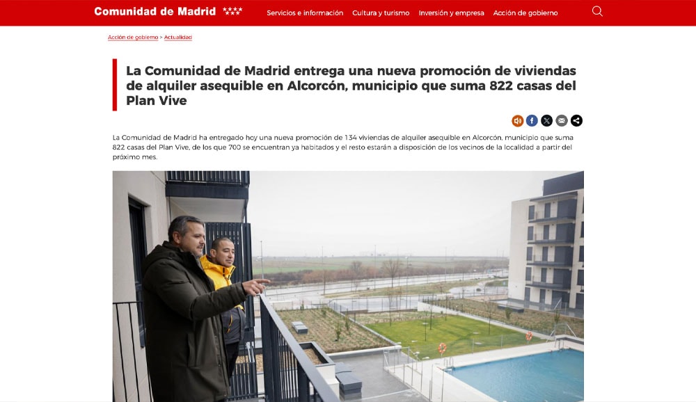 Dos personas observan desde un balcón el bullicio de las obras. El texto de la web se adentra en el alquiler de viviendas asequibles en Alcorcón, parte del Plan Vive con 822 viviendas, gestionadas a través de un enfoque de Gestión Más Fácil para soluciones habitacionales simplificadas.