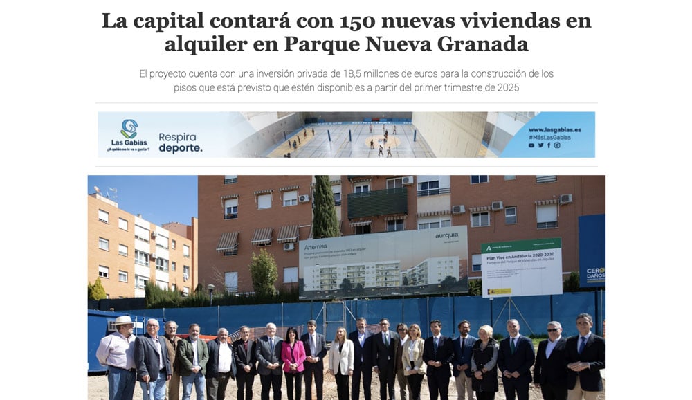 Grupo de personas en un evento de presentación con una maqueta arquitectónica de un nuevo proyecto de vivienda para facilitar la gestión.